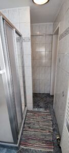 Bad_mit Dusche_WC_Waschbecken