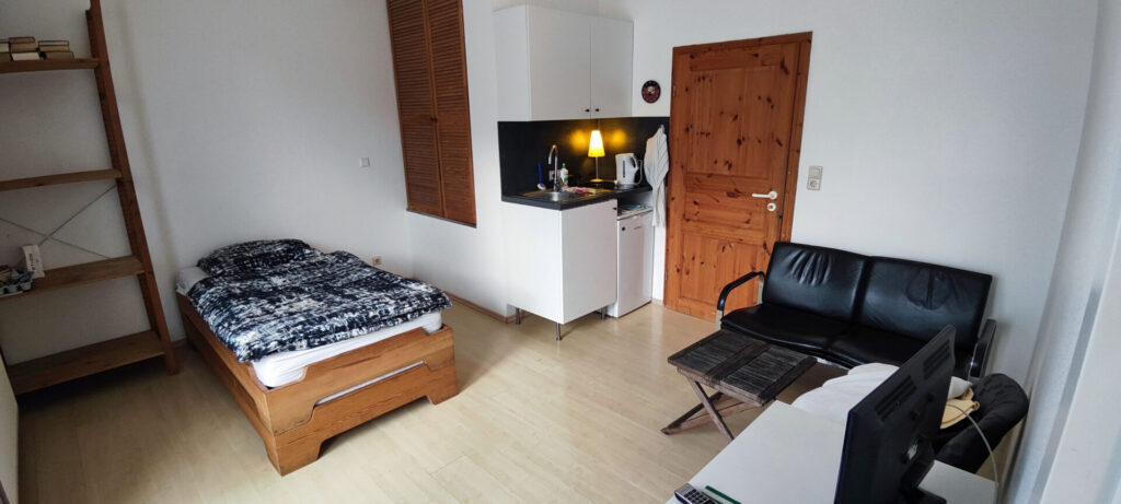 Küche_mit_Induktionskochfeld_Kuehlschrank_Spuele