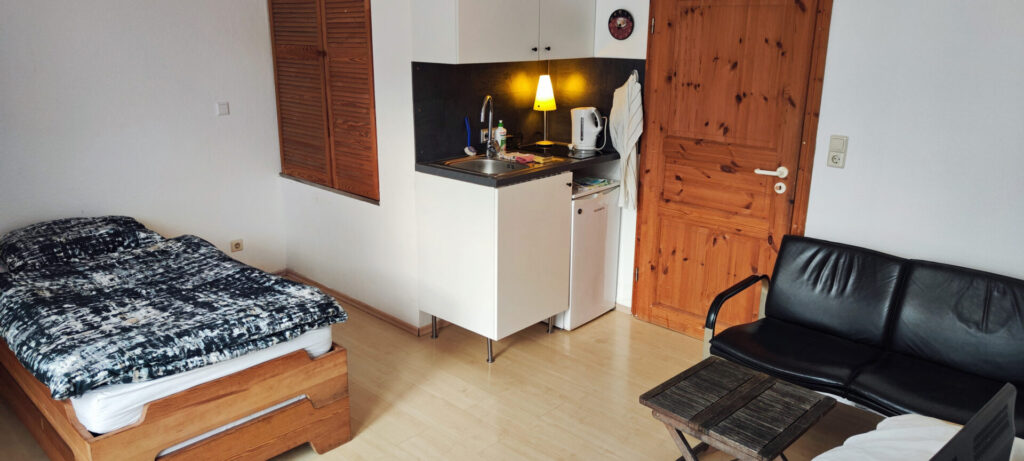 Küche_mit_Induktionskochfeld_Kuehlschrank_Spuele