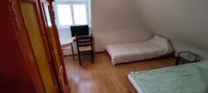 Zimmer 301 mit Waschbecken TV