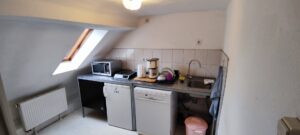 Küche mit Kühlschrank Spüle Herd Spülmaschine Kochplatten